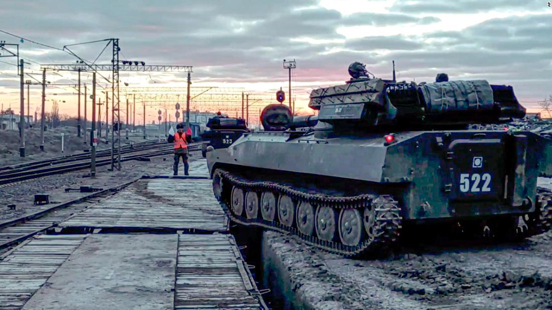 La Russia dice che sta ritirando alcune truppe dalle aree vicino all'Ucraina, ma continuano le grandi esercitazioni