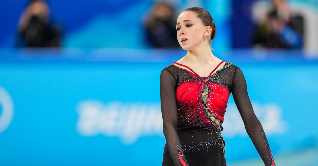 L'allenatore di Valieva e i suoi compagni di squadra russi reagiscono alla fine olimpica del pattinatore