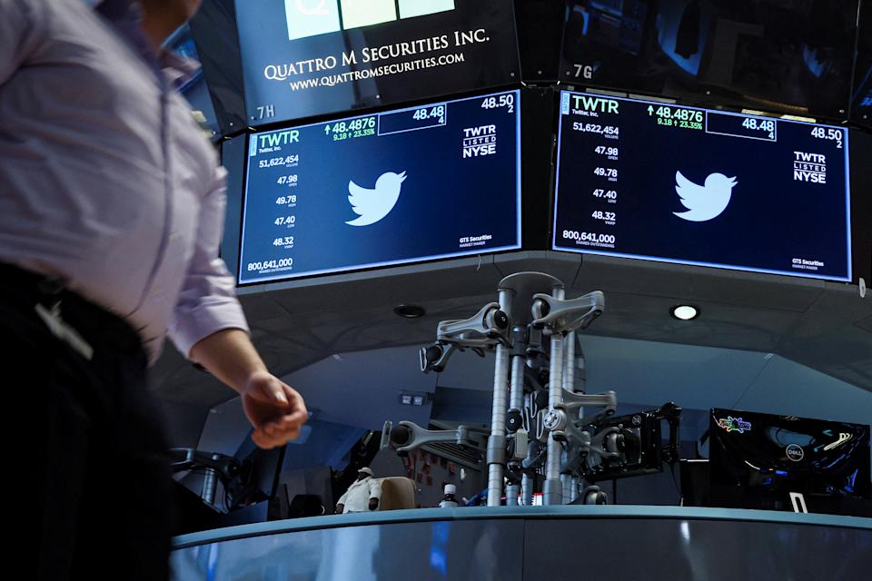 Gli schermi mostrano le informazioni commerciali di Twitter sul pavimento della Borsa di New York (NYSE) a New York City, Stati Uniti, 4 aprile 2022. REUTERS/Brendan McDermid