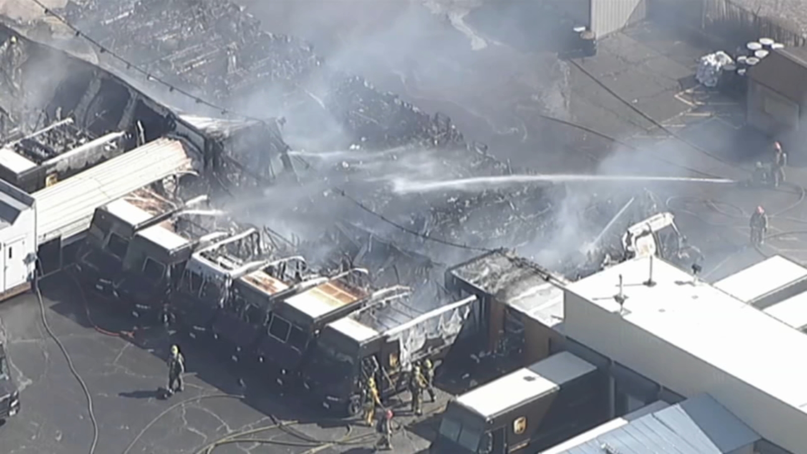 Contea di Los Angeles: diversi camion UPS distrutti da un incendio nella struttura di Lancaster
