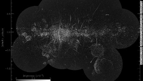 Centinaia di misteriosi filamenti sono stati trovati nel cuore della Via Lattea