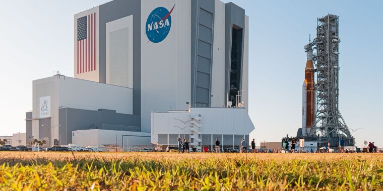 La NASA fa marcia indietro con il suo enorme razzo dopo aver fallito nel completare il test del conto alla rovescia