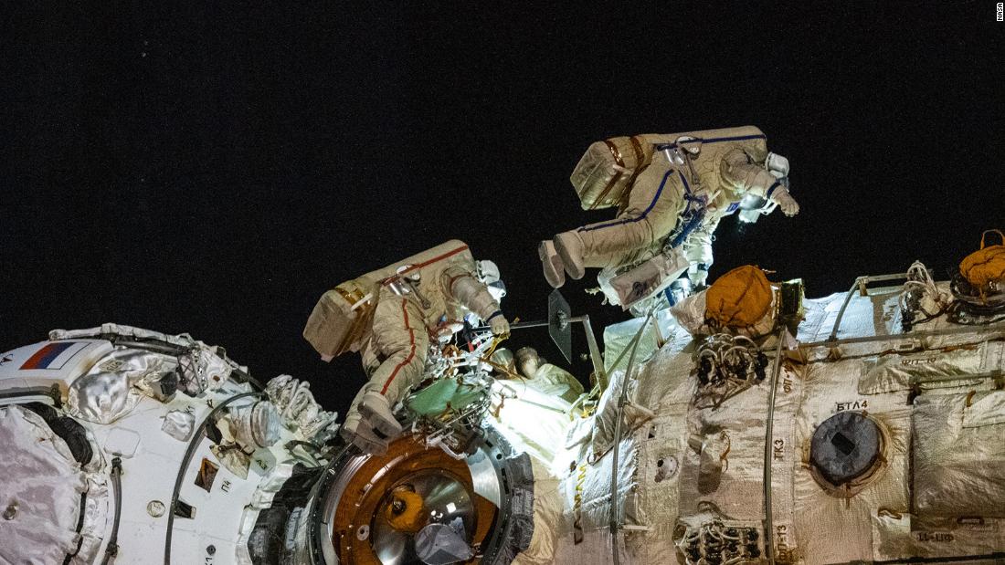 I russi stanno facendo una passeggiata spaziale per attivare il braccio robotico