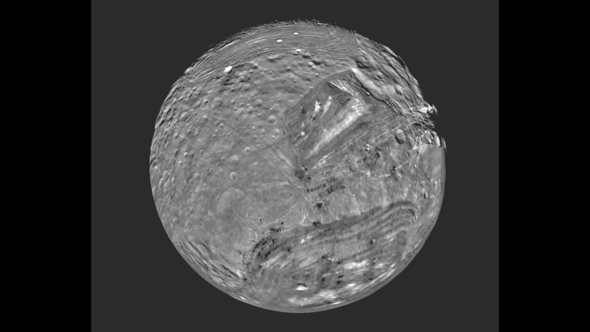 L'immagine di Miranda del 1986 di Voyager 2, una luna di Urano che prende il nome dalla figlia di Shakespeare Prospero "tempesta."