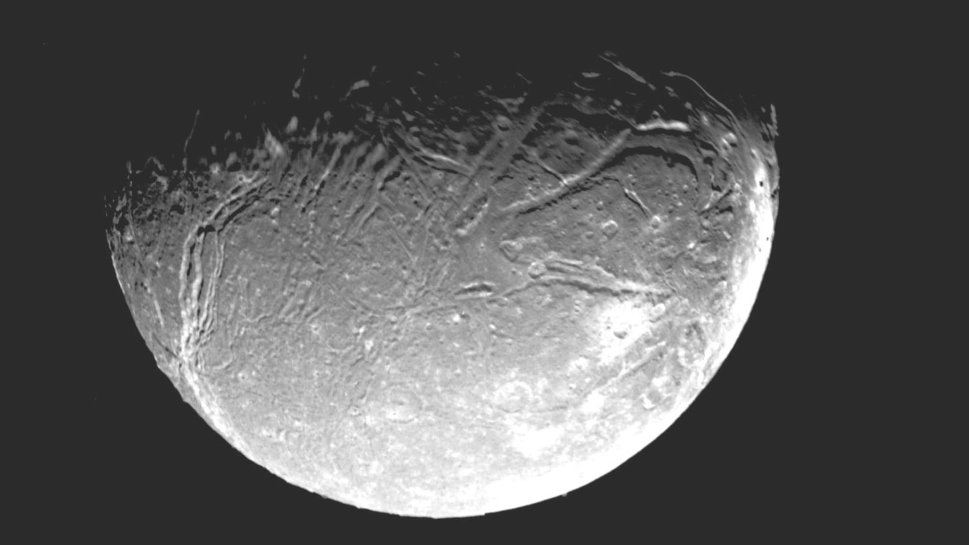 L'immagine più dettagliata in Voyager 2 di Ariel, la luna di Urano, è stata scattata nel 1986.