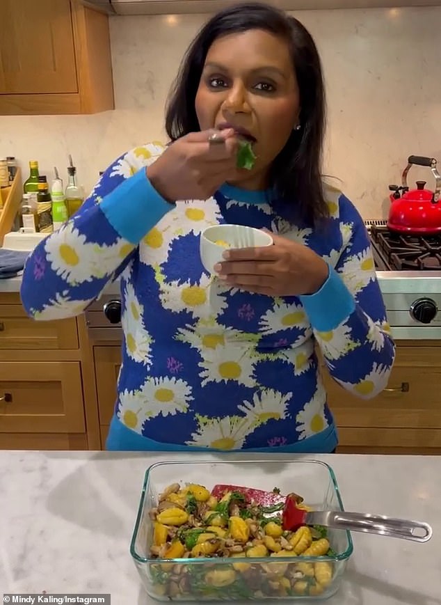 Da leccarsi i baffi: Mindy ha recentemente regalato ai suoi fan un video su Instagram di se stessa mentre preparava uno gnocchi di foglie e condivideva la sua ricetta