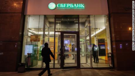 La filiale di Sberbank of Russia PJSC a Mosca, in Russia, lunedì 28 febbraio.