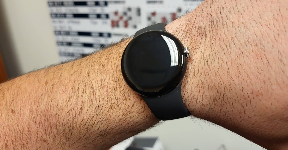 Ecco qualcuno che indossa un Pixel Watch e un cinturino Google da 20 mm
