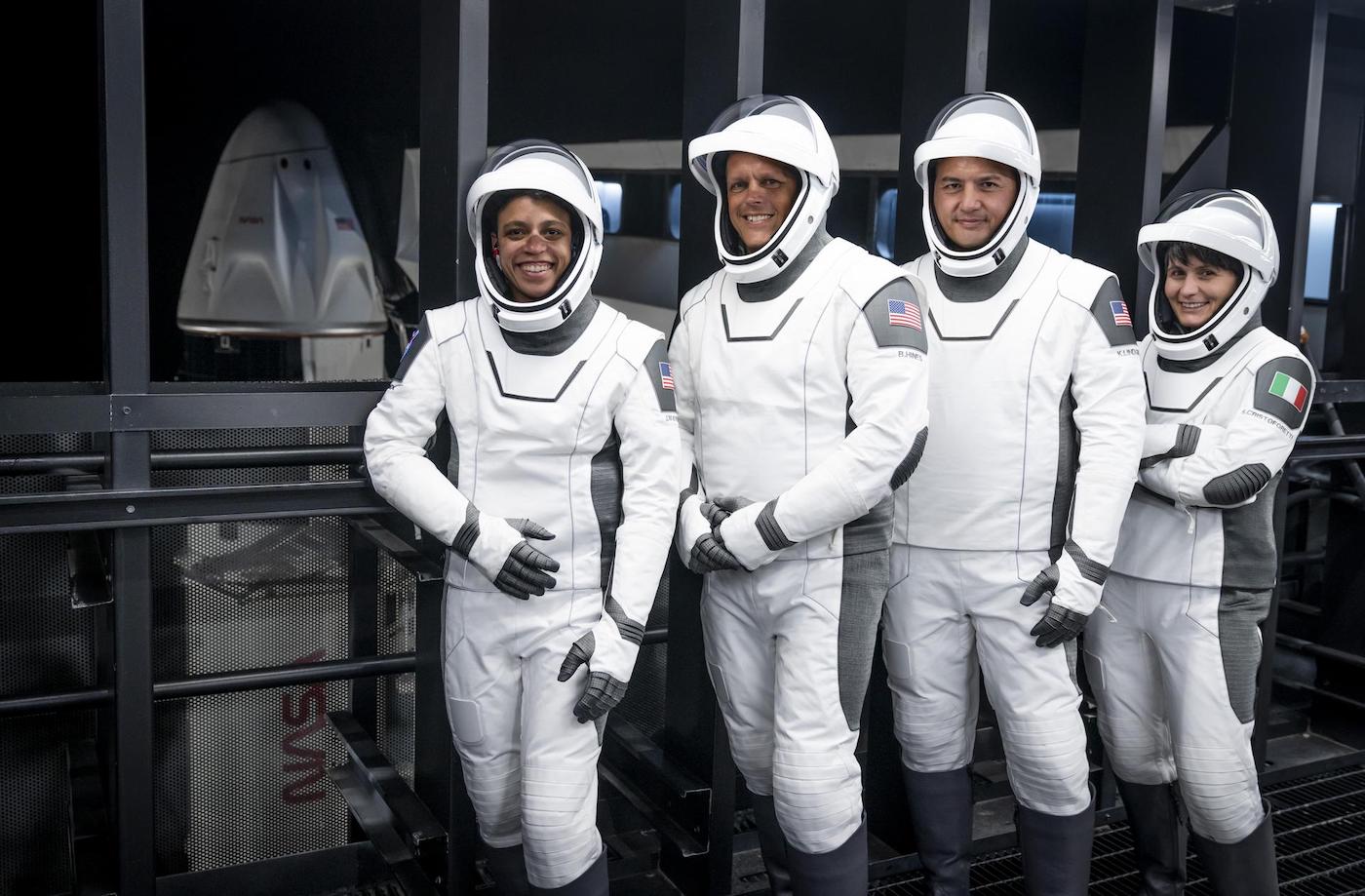 Quattro astronauti pronti per il lancio notturno dalla Florida - Spaceflight Now