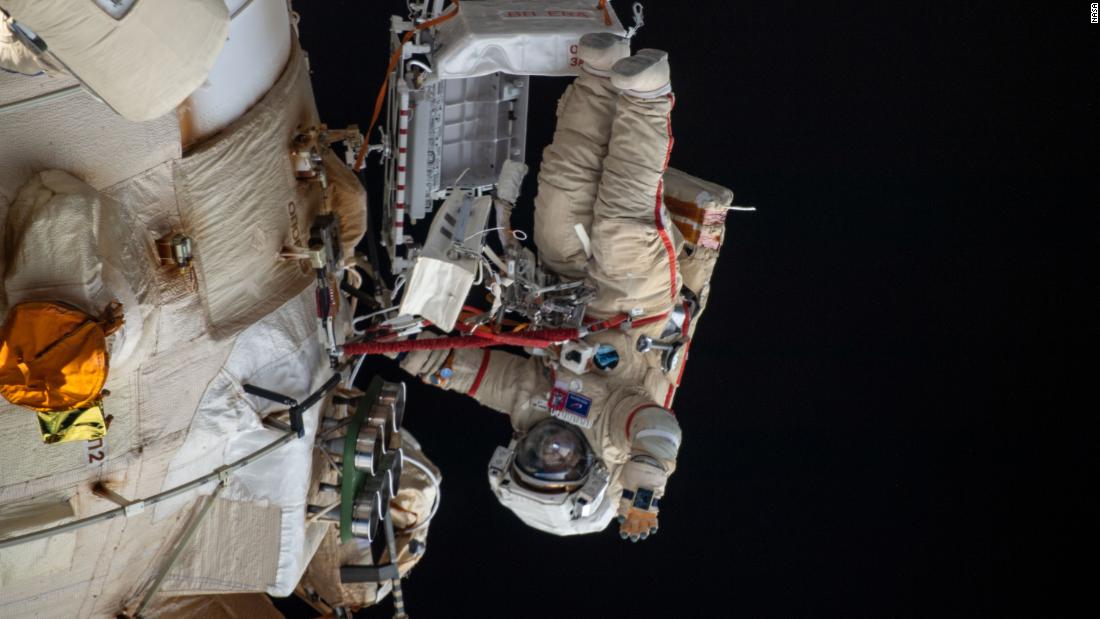 I cosmonauti russi "piegheranno" il braccio robotico della stazione spaziale