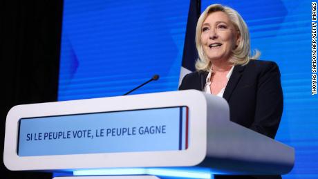 Marine Le Pen si rivolge ai suoi sostenitori domenica dopo il primo turno delle elezioni presidenziali francesi.