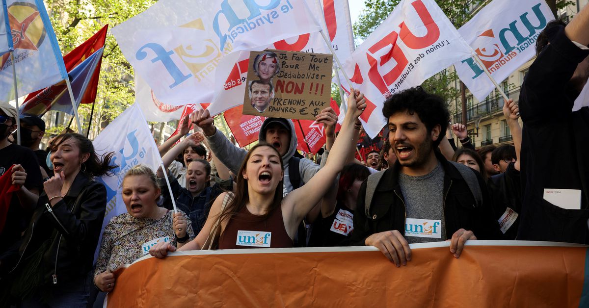 Gli oppositori di estrema destra della Francia protestano mentre la campagna elettorale entra nell'ultima settimana
