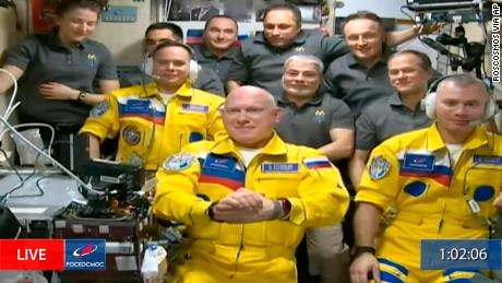cosmonauti russi  sopraffatto & # 39 ;  Un astronauta della NASA racconta la polemica sull'arrivo alla Stazione Spaziale Internazionale in tute spaziali gialle