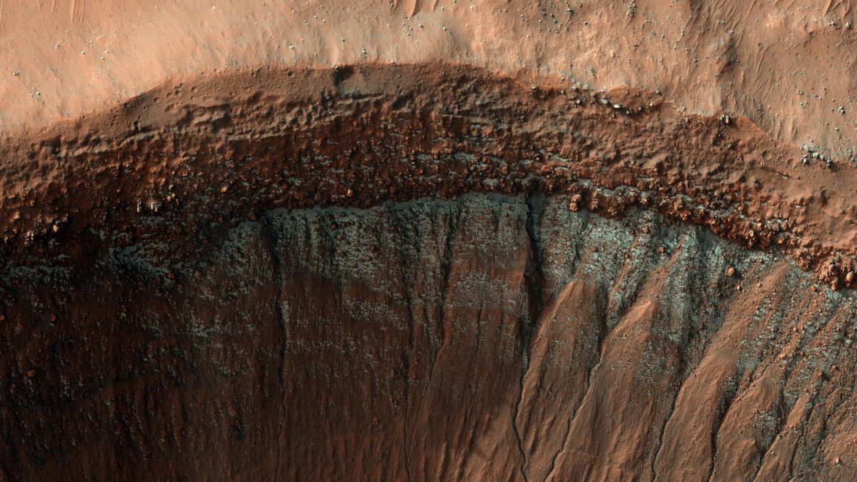 Il gelido cratere di Marte brilla nella nuova immagine del pianeta rosso