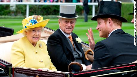 Il principe Harry è raffigurato con i suoi nonni, la regina Elisabetta II e il principe Filippo, duca di Edimburgo nel 2016 ad Ascot, in Inghilterra.