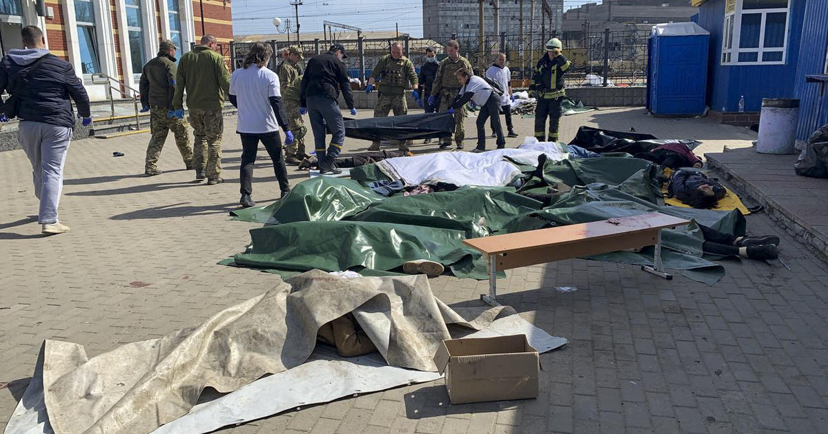 L'Ucraina afferma che almeno 52 persone sono state uccise in un attacco missilistico russo alla stazione ferroviaria di Kramatorsk