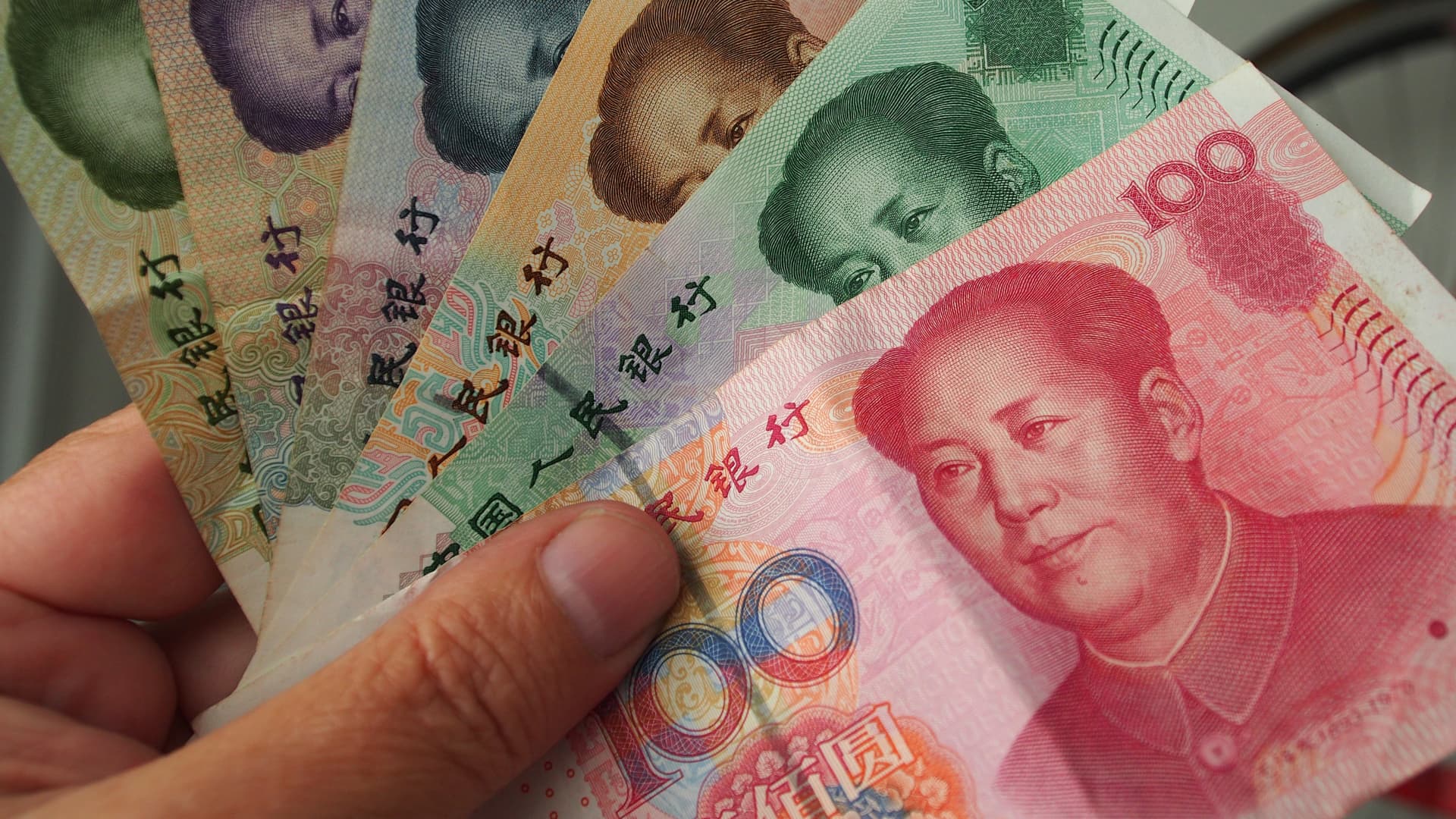 La banca centrale sta cercando di rallentare l'indebolimento dello yuan nei confronti del dollaro USA