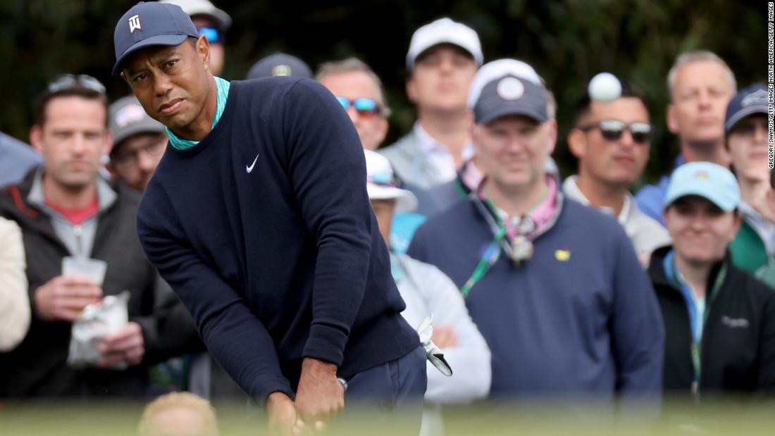 Tiger Woods fatica nel secondo turno del Masters dopo un'ottima apertura dopo una lunga assenza per infortunio