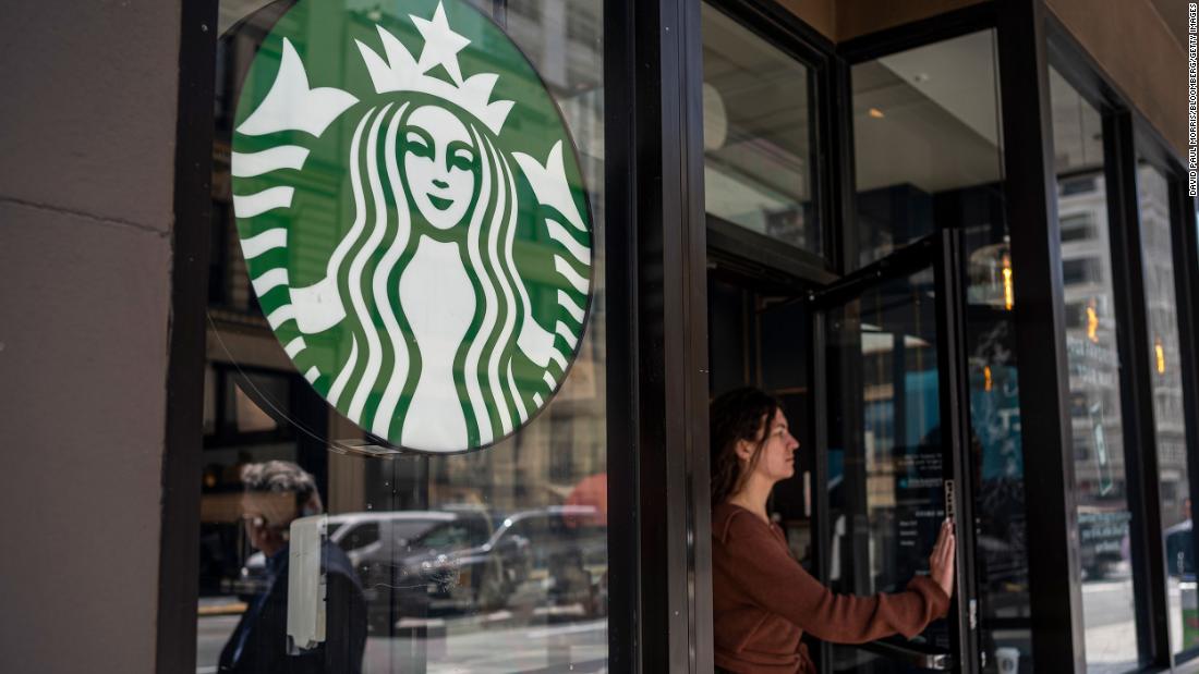 Starbucks aumenterà di nuovo i salari, ma non per i lavoratori sindacali