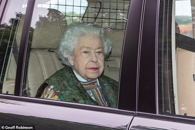 Il 27 aprile la regina è stata trasportata via Sandringham al suo elicottero per tornare a Windsor