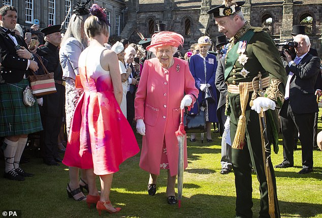 2019 - La regina durante una cerimonia al Palazzo di Holyroodhouse a Edimburgo, 3 luglio 2019