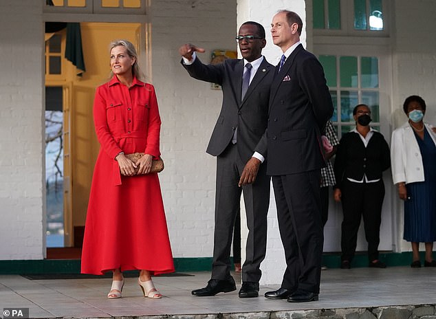 Il principe Edoardo e Sophie, contessa di Wessex, incontreranno Philippe Pierre, primo ministro di Santa Lucia, nella sua residenza sull'isola caraibica all'inizio del loro tour il mese scorso, il 22 aprile.