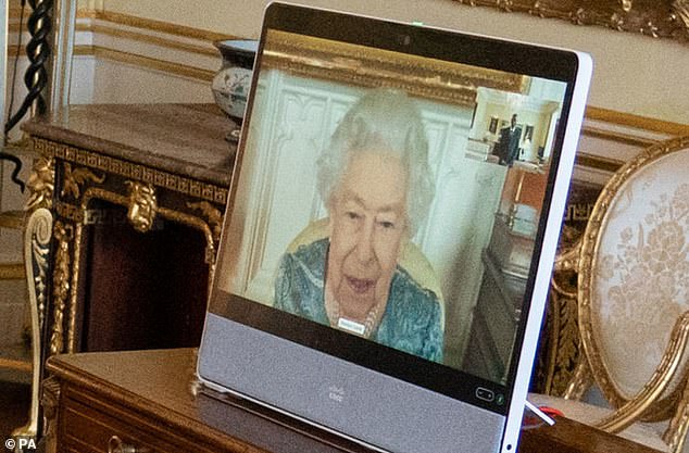 La regina Elisabetta II, residente al Castello di Windsor, appare sullo schermo tramite collegamento video durante un'udienza virtuale a Buckingham Palace a Londra oggi.