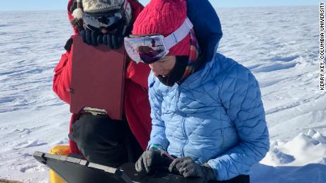Il team sta controllando i dati da una stazione magnetica che hanno utilizzato per mappare il fondo della calotta glaciale.
