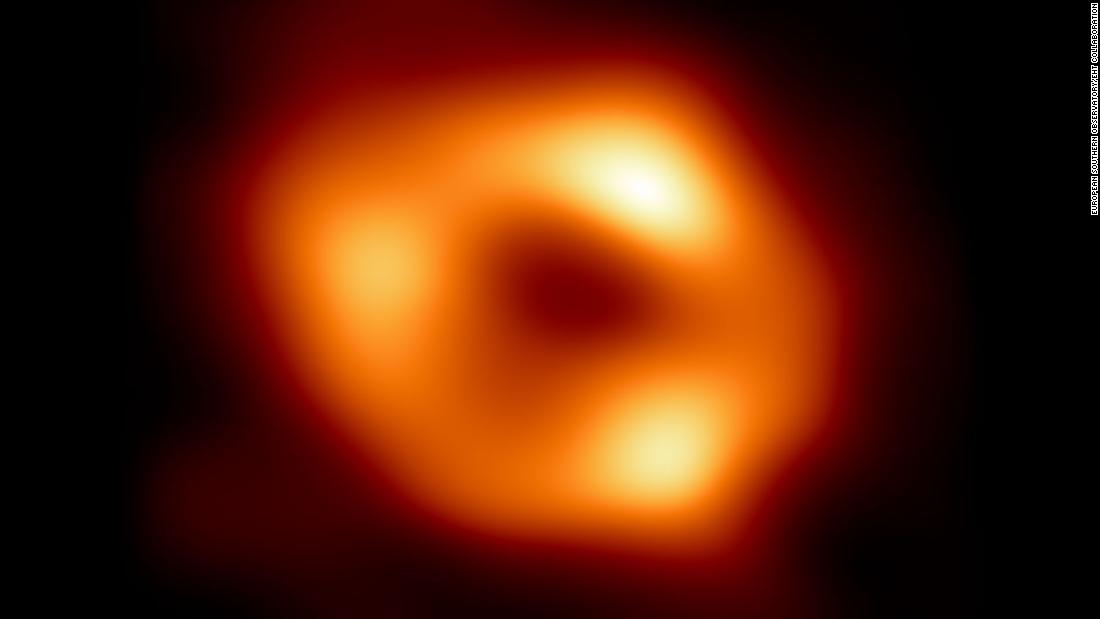 La prima immagine di un buco nero supermassiccio è stata rivelata al centro della Via Lattea