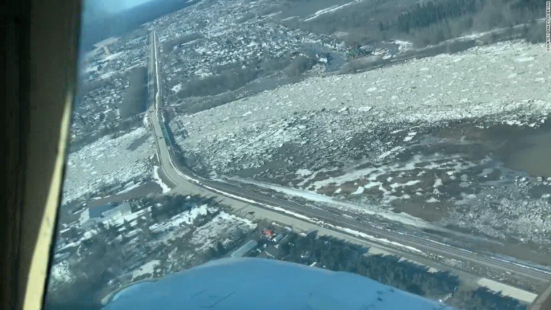 La città canadese viene evacuata dopo che la rottura del ghiaccio provoca inondazioni