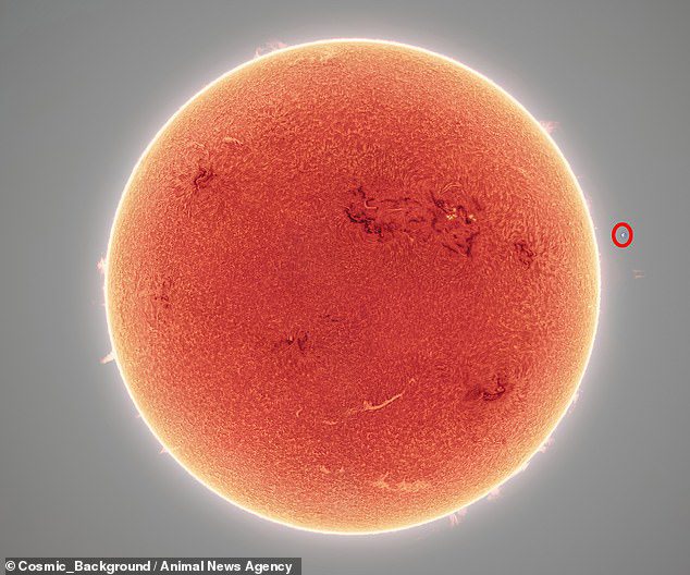 Il fotografo ha scattato una foto della terra vicino al sole per misurarla