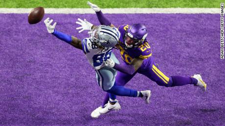 CeeDee Lamb dei Dallas Cowboys cerca di catturare Jeff Gladney dei Minnesota Vikings durante una partita della NFL il 22 novembre 2020 a Minneapolis, Minnesota. 