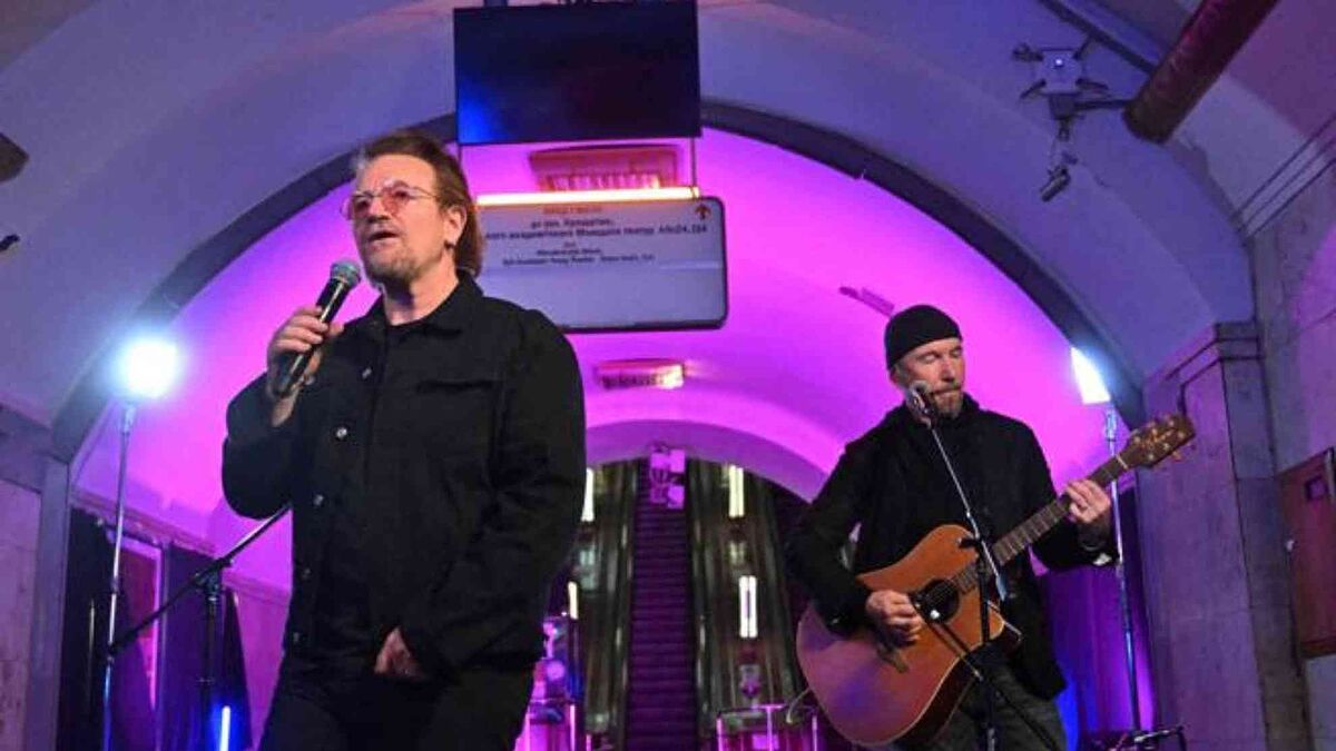 Bono presenta una "festa della pace" alla stazione della metropolitana di Kiev e visita le città bombardate