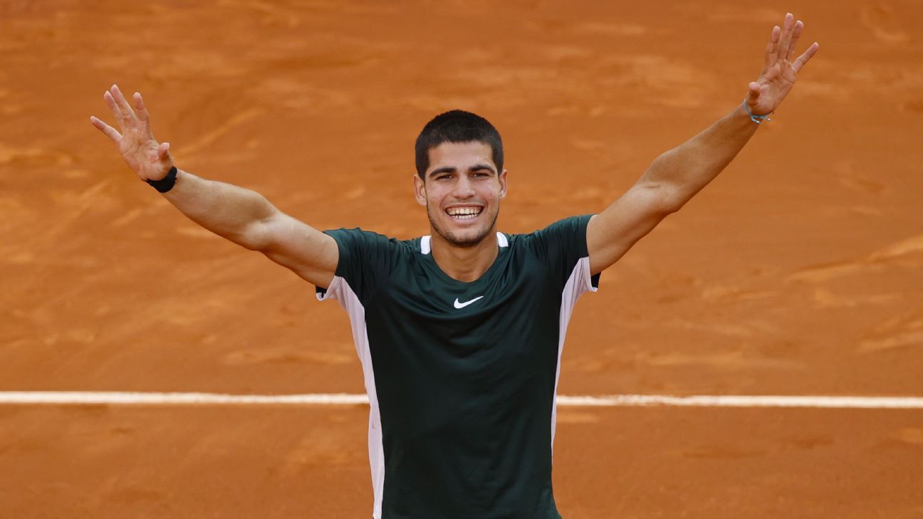 Carlos Alcaraz batte il numero uno del mondo Novak Djokovic per raggiungere la finale del Madrid Open