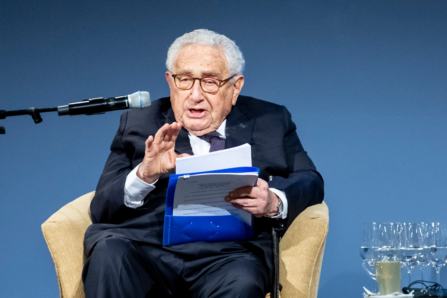 Henry Kissinger afferma che l'Ucraina dovrebbe cedere il territorio alla Russia per porre fine alla guerra