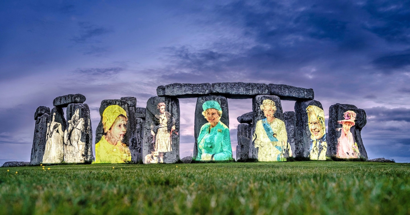 I ritratti di Stonehenge della regina Elisabetta II suscitano polemiche in vista del giubileo di platino