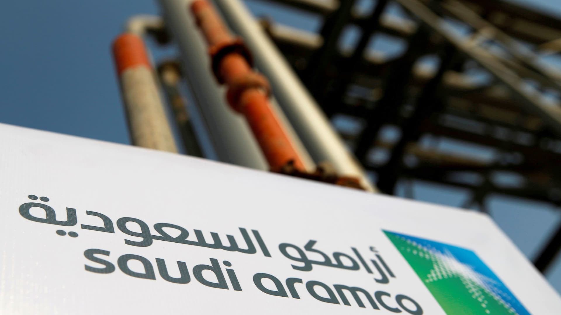 Il gigante petrolifero Aramco annuncia un trimestre record mentre i prezzi del petrolio salgono