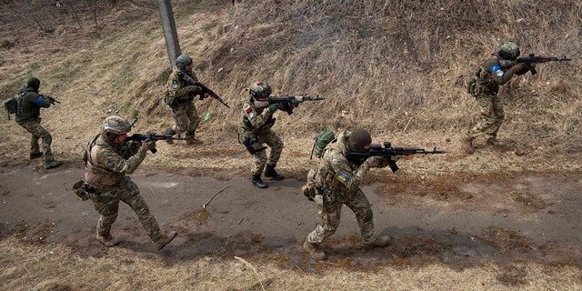 I soldati ucraini della 103a brigata separata di difesa regionale delle forze armate sparano con le armi durante un'esercitazione in un luogo sconosciuto vicino a Leopoli, nell'Ucraina occidentale, martedì 29 marzo 2022 (AP Photo/Nariman El-Mufti)