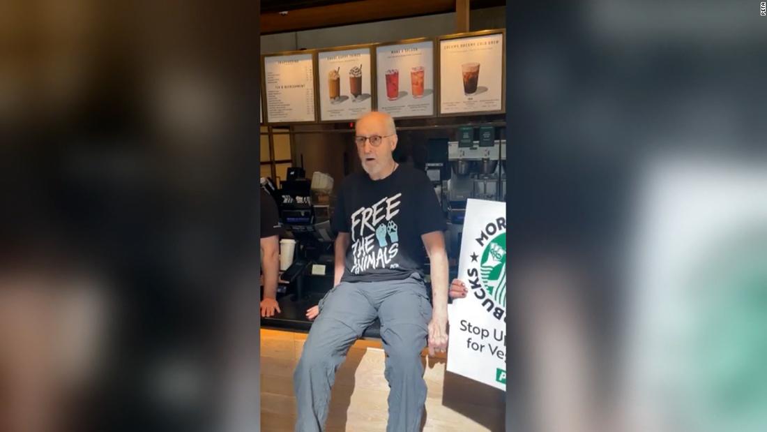 James Cromwell ha messo la mano su un bancone di Starbucks per protestare contro la tassa sul latte vegano