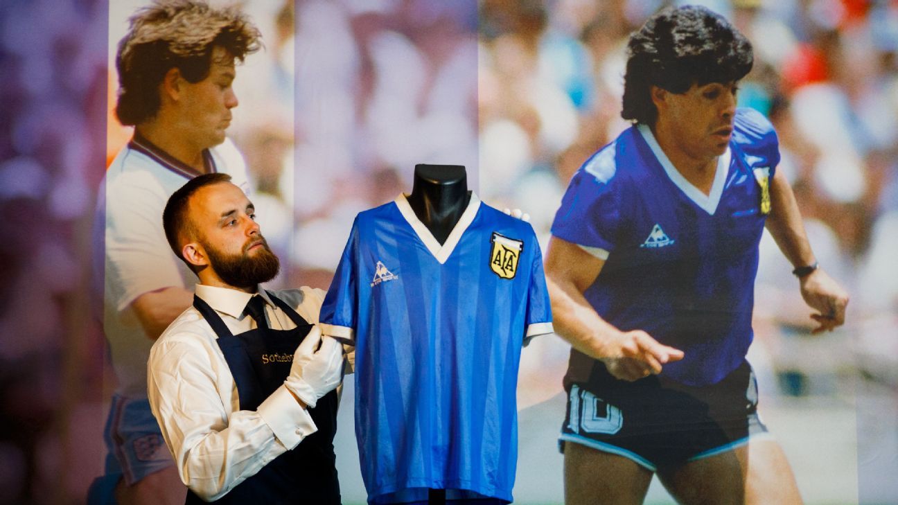 La maglia della "Mano di Dio" di Diego Maradona viene venduta all'asta a un prezzo da record mondiale