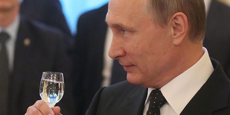 Putin aveva un odore strano e non mangiava né beveva a cena: Fiona Hill