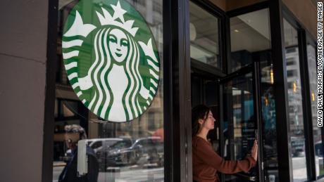 I negozi Starbucks in tutto il paese stanno votando per aderire ai sindacati. 
