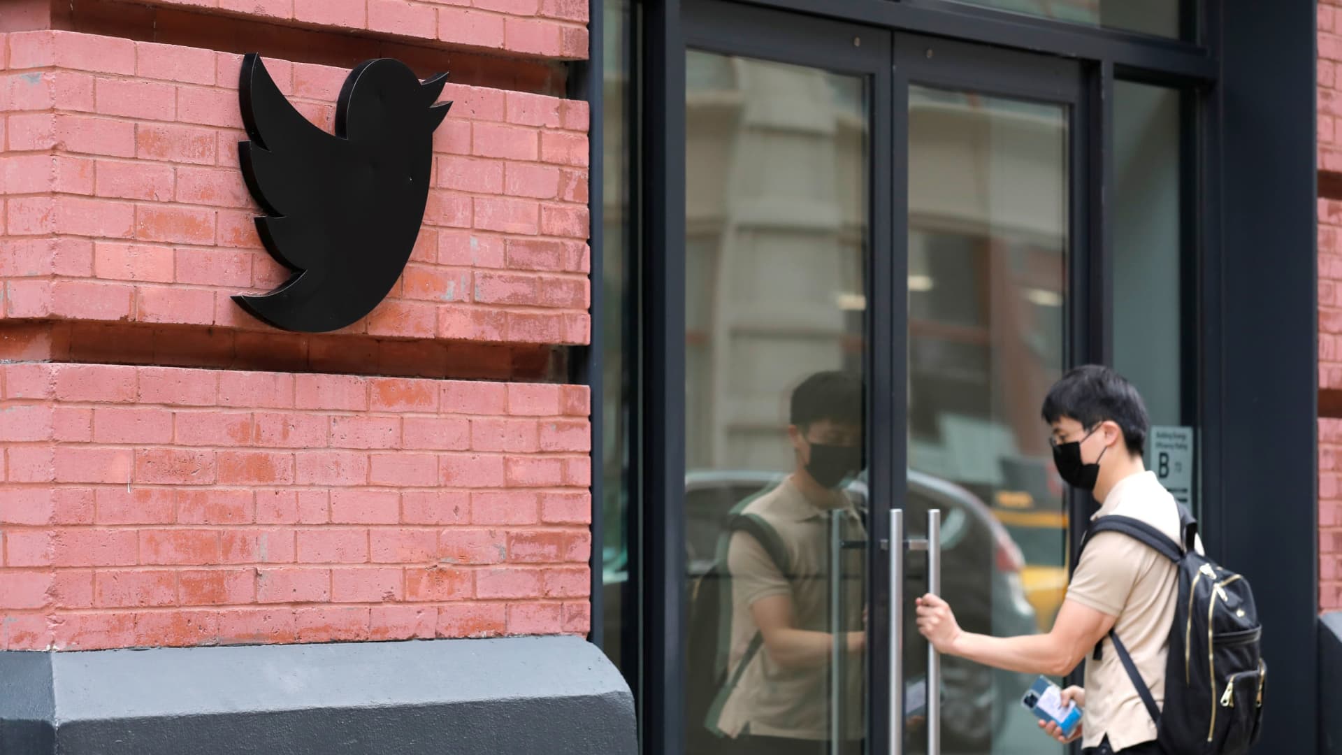 Twitter blocca le assunzioni e taglia i costi quando i dirigenti se ne vanno