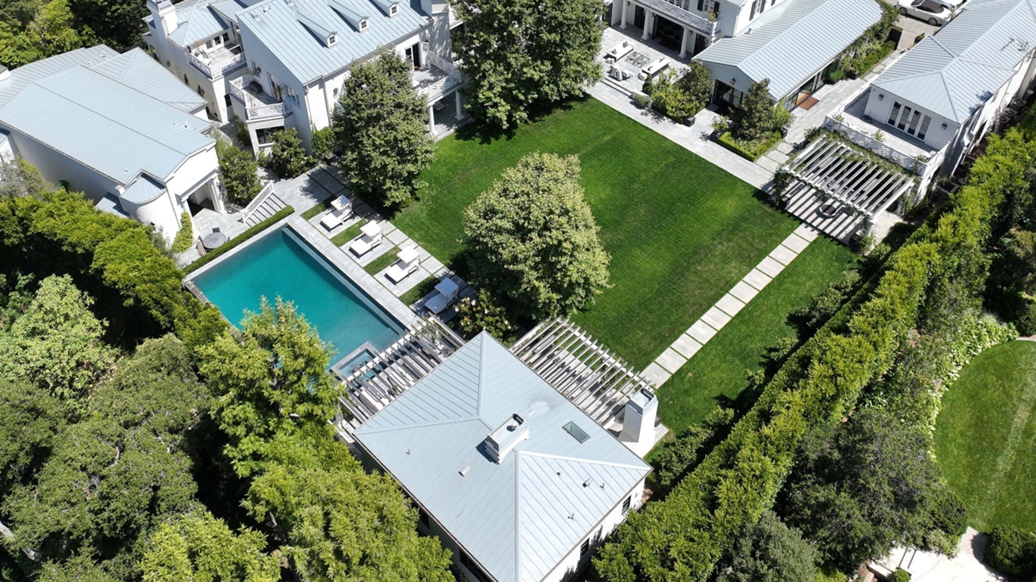 Jennifer Lopez e Ben Affleck potrebbero aver acquistato un'enorme proprietà a Beverly Hills