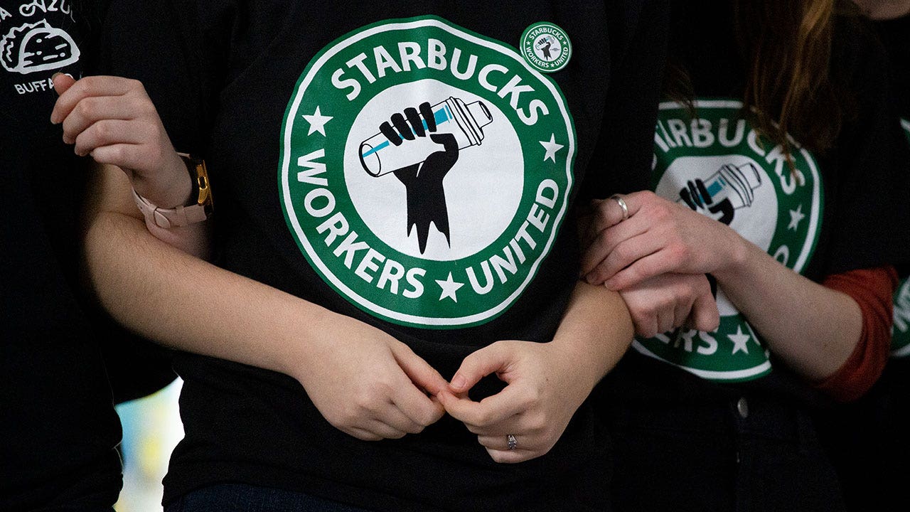 Starbucks chiude il caffè di New York in quella che l'unione chiama vendetta: Report