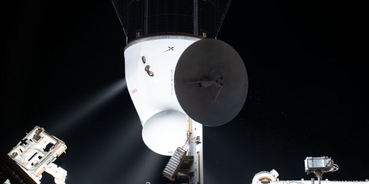 La NASA e SpaceX hanno interrotto il lancio di Dragon per studiare il problema dell'idrazina