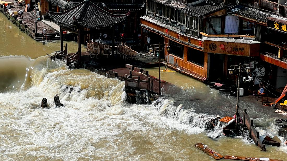 Le forti piogge uccidono dozzine nel sud della Cina mentre il cambiamento climatico amplifica le stagioni delle inondazioni