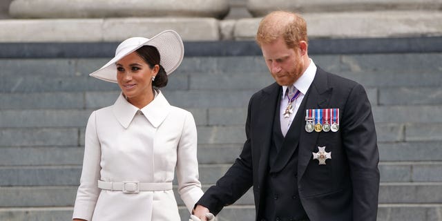 Meghan Markle e il principe Harry lasciano il servizio nazionale del Ringraziamento presso la Cattedrale di St Paul durante il giubileo di platino della Regina Elisabetta.