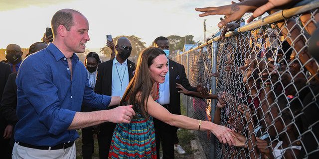 Catherine, la duchessa di Cambridge e il principe William visitano Trench Town, il luogo di nascita del reggae, durante il loro tour dei Caraibi il 22 marzo 2022 a Kingston, in Giamaica.
