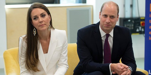 Il principe William e Catherine, duchessa di Cambridge, parlano con i partecipanti durante una visita all'Elevate Initiative alla Brixton House il 22 giugno 2022 a Londra.